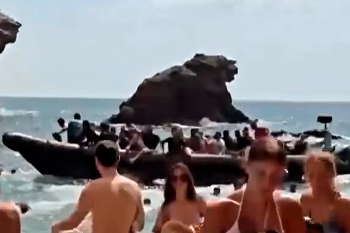 Chegada de barco com dezenas de imigrantes surpreende banhistas em praia da Espanha; VÍDEO