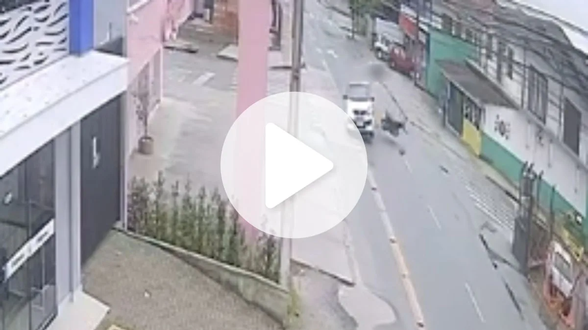 VÍDEO: Motociclista é arremessado após colidir violentamente com carro em Joinville