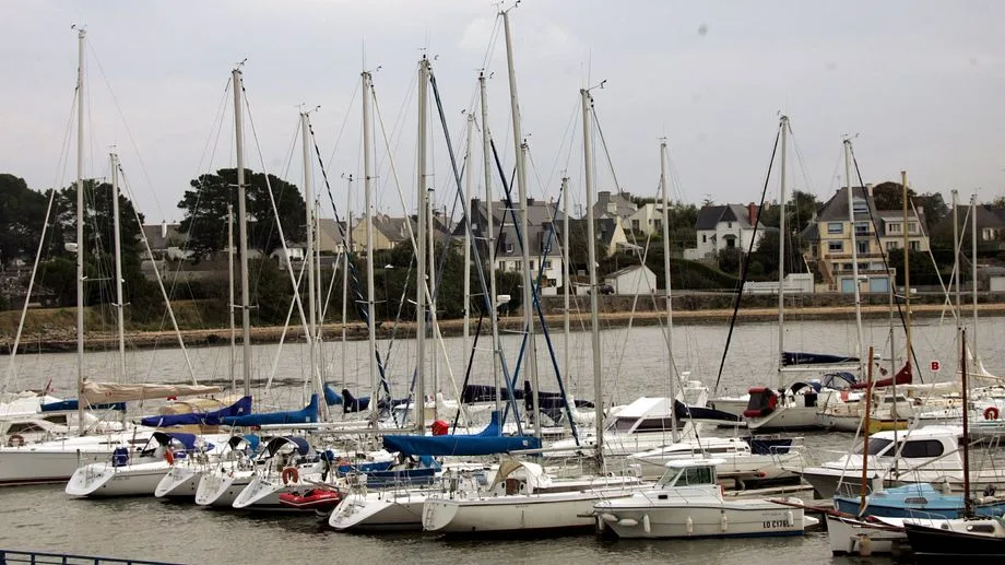 Morbihan : une voiture tombe dans le port de plaisance de Port-Louis, faisant deux morts et un blessé