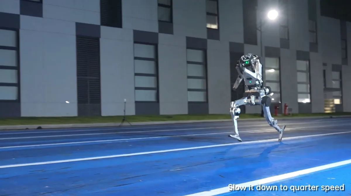 Así es el robot Superman: el humanoide que salta dos metros y corre más rápido que Usain Bolt