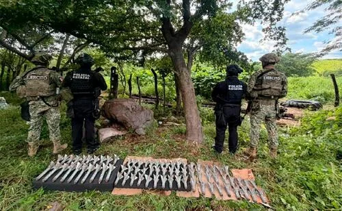 Inhabilitan laboratorio clandestino con 72 explosivos en Sinaloa; hallan más de 2 mil litros de sustancias para hacer droga
