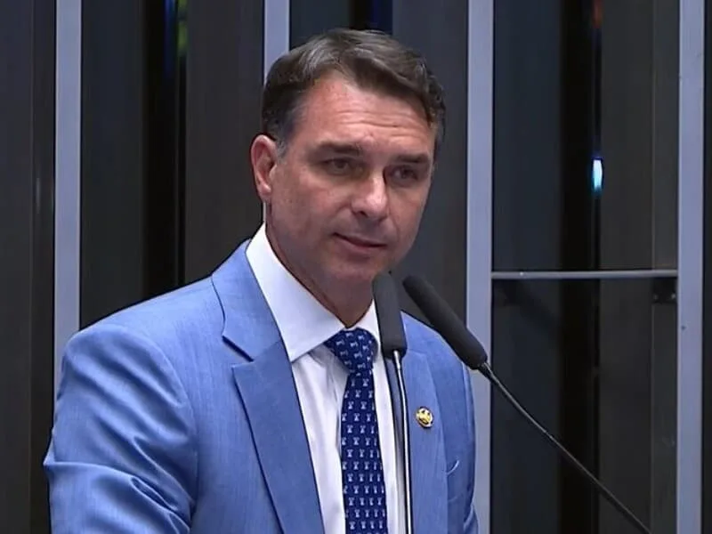Flávio cobra impeachment de Moraes por conversas com Daniel Vorcaro