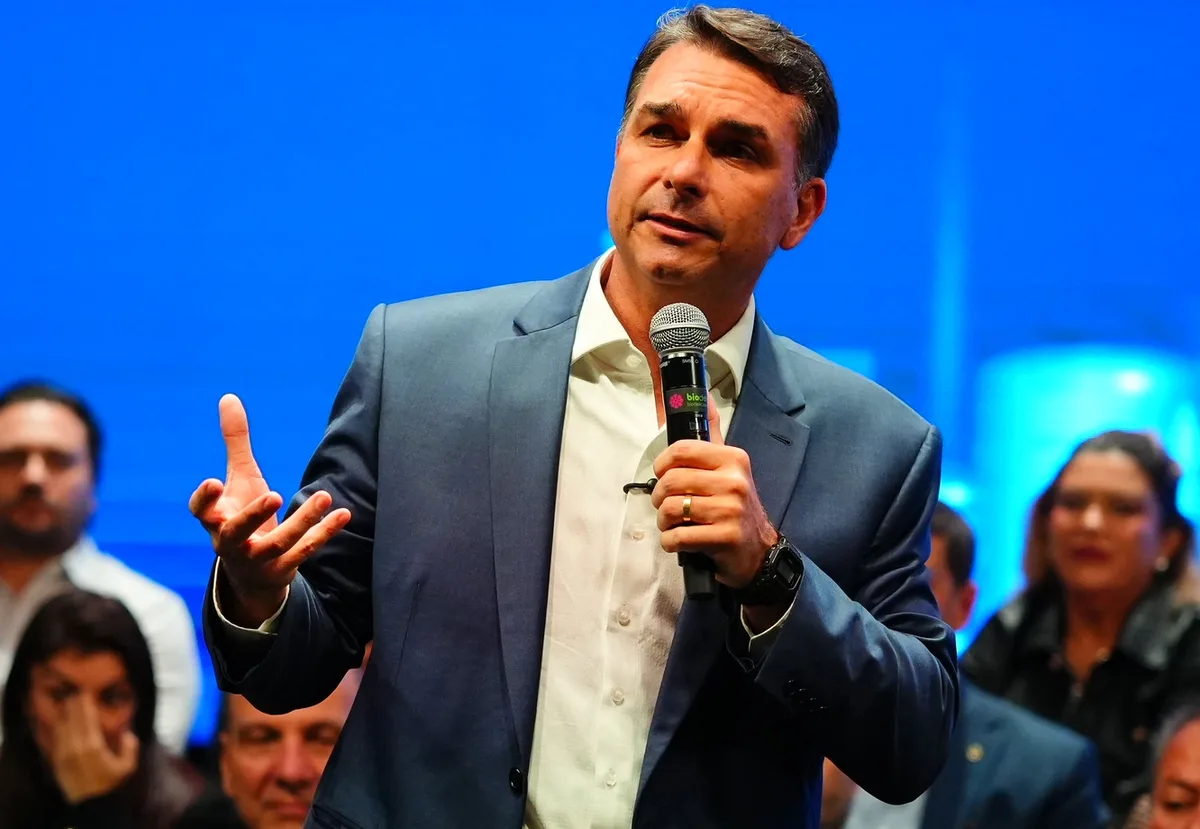 A empresários, Flávio Bolsonaro sinaliza revisão da PEC do fim da 6x1 se eleito