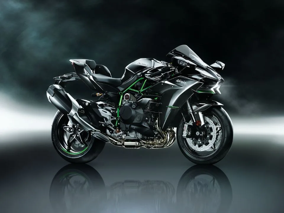 Nova Kawasaki Ninja ganha motor revisado, piloto automático e mais