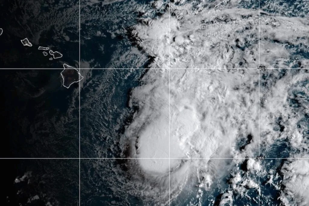 Tropical Storm Moke advances toward Hawaii as winds strengthen