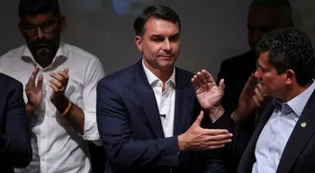 Flávio Bolsonaro conquista apoio de cinco partidos e Lula recalcula rota de campanha