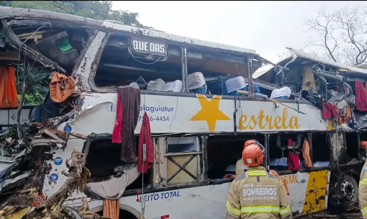 Ônibus tomba em Petrópolis, deixa 10 mortos e dezenas de feridos