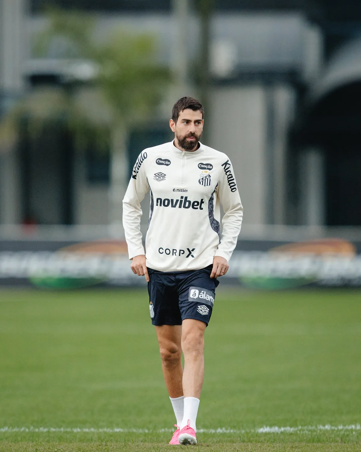 De volta ao time, Luan Peres relembra "nocaute" sofrido no Santos: "Não sentia as pernas"