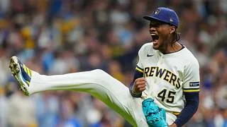 El muro inquebrantable de Milwaukee: Abner Uribe brilla con efectividad perfecta en octubre