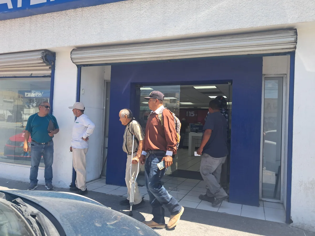 Saltillenses hacen fila en Telcel tras suspensión de líneas terminadas en 0
