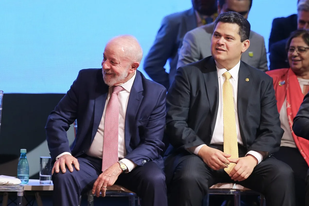 Lula deve receber Alcolumbre nesta terça no Alvorada