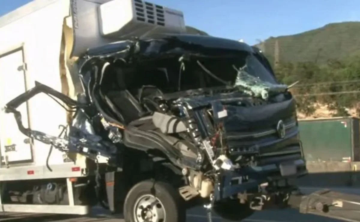 Passageiro morre durante grave acidente entre dois caminhões na BR-101 em Santa Catarina; motorista foi socorrido