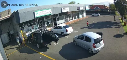 Child runs to safety as gunmen rob woman in Plumstead parking