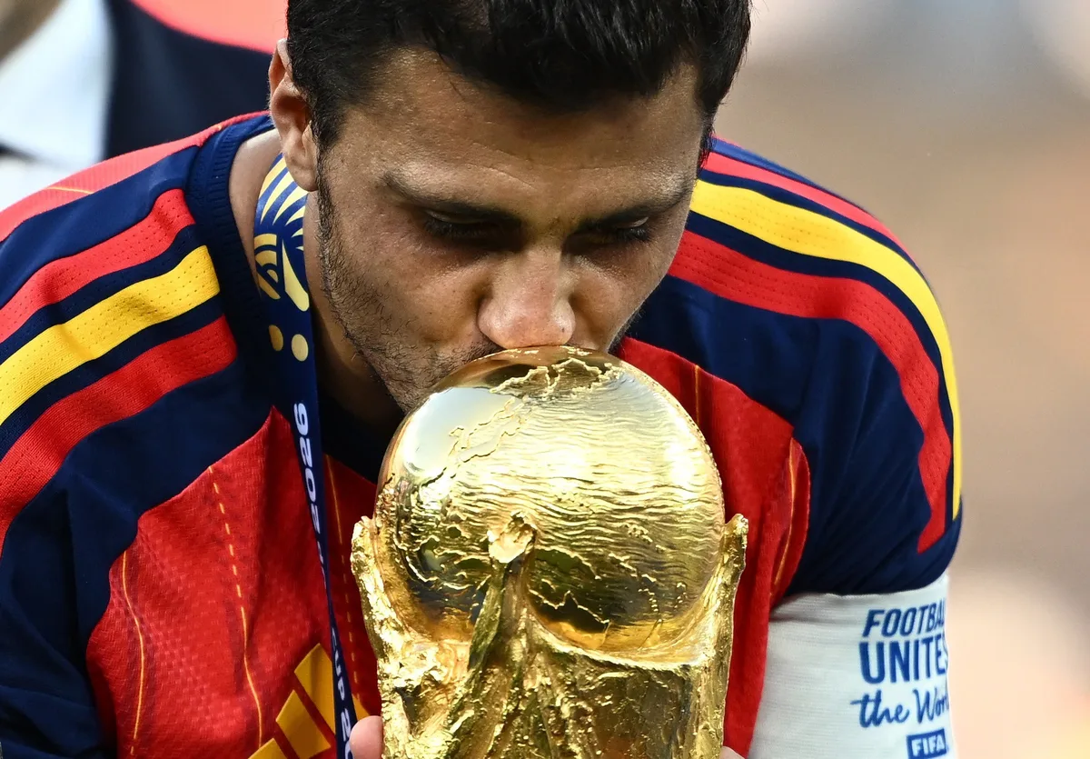 Barcelona aumenta proposta para tirar Rodri do Manchester City; veja valores