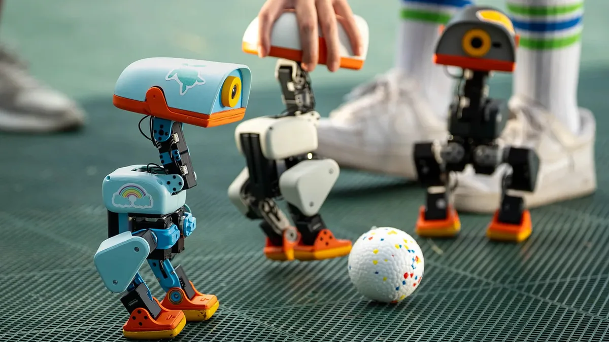 歌って滑れるアヒル型ロボット「Microduck」をHugging Face傘下のスタートアップ・Pollen Roboticsが発表
