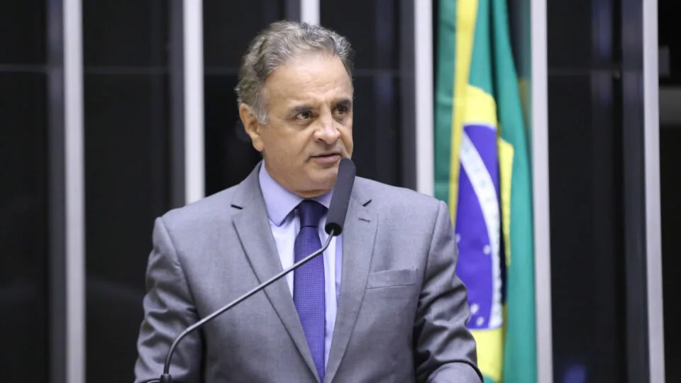 Aécio confirma candidatura ao Senado por Minas Gerais e nega apoio a Lula