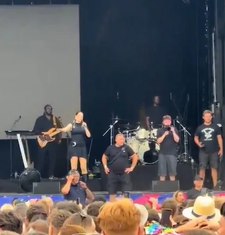 Vídeo: Jessie J toma medida drástica após briga de fãs em show na Inglaterra e surpreende com resposta afiada Jessie J expulsa fãs após briga em show na Inglaterra e surpreende com resposta afiada; assista (Foto: Getty)