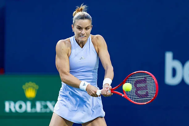 Sakkari e Navarro vencem em três sets, Mertens e Bencic caem