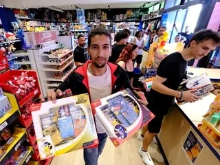 « J’attends vos offres ! » : derrière la folie de la revente de cartes Pokémon, un vrai business