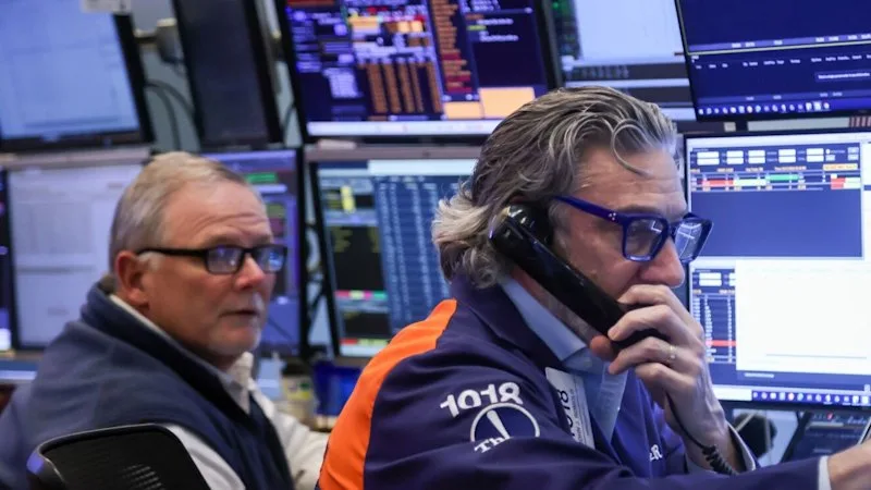 ASX eyes flat start, AI stocks weigh on Wall Street after calls for slowdown
