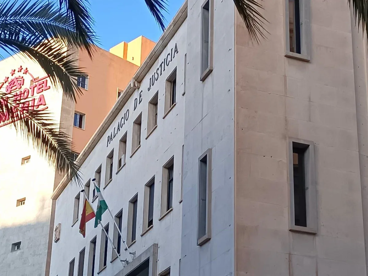 Condenan a un 'petaquero' con 325 litros de gasolina a bordo de una embarcación en Almería con matrícula falsa