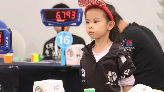 Menina chinesa de seis anos estabelece recorde mundial no cubo mágico