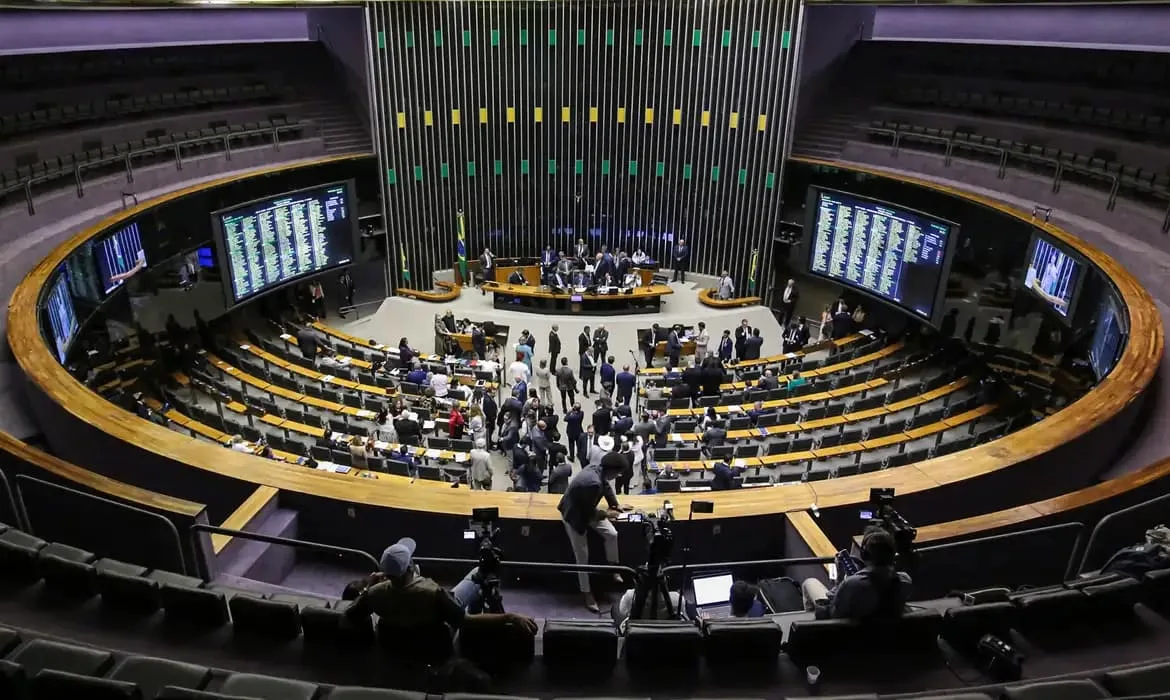 Congresso adia votação do projeto que acaba com a "taxa das blusinhas"