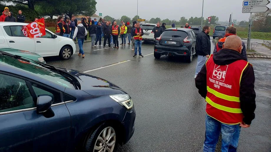 "On nous laisse mourir" : la colère des salariés de la Fonderie de Bretagne avant la clôture des offres de reprise