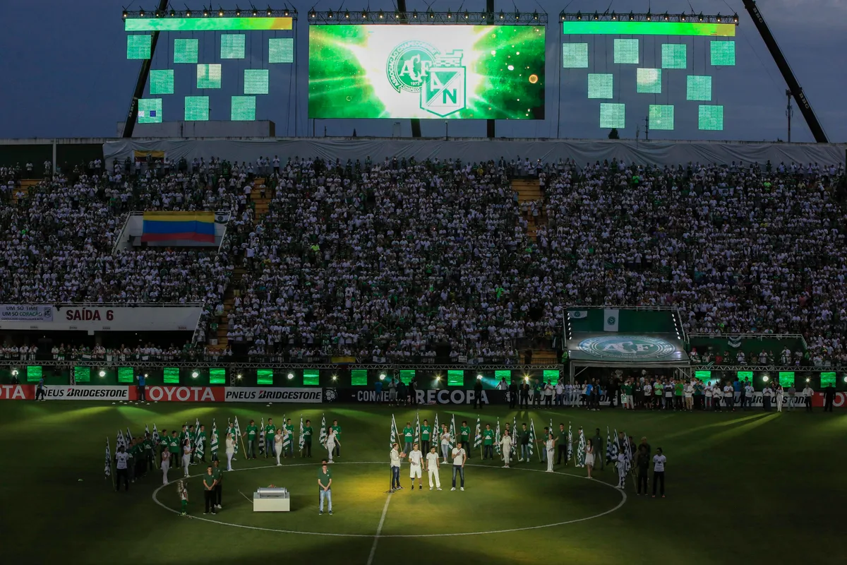 Chapecoense e Atlético Nacional fecham amistoso em homenagem às vítimas de acidente aéreo