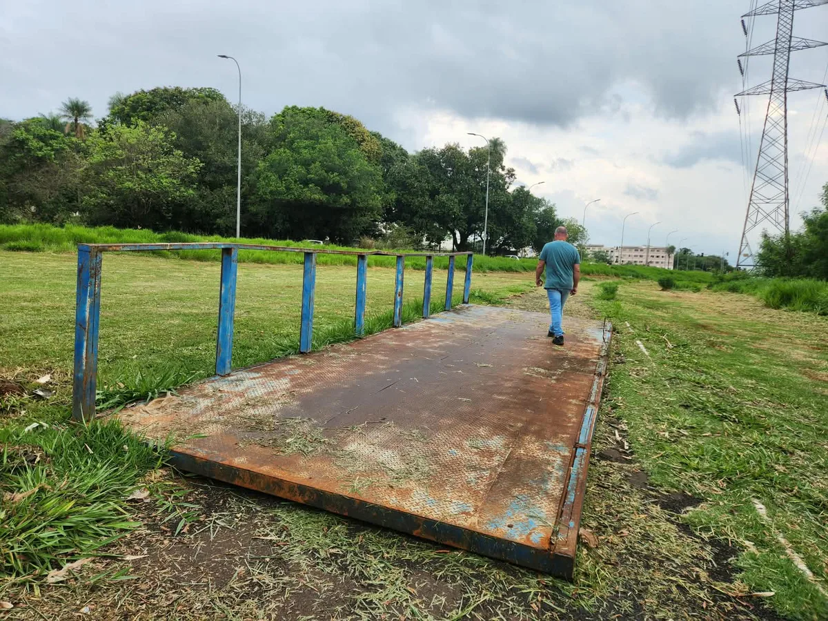 Ponte caída é retirada de córrego, mas acaba abandonada sobre ciclovia