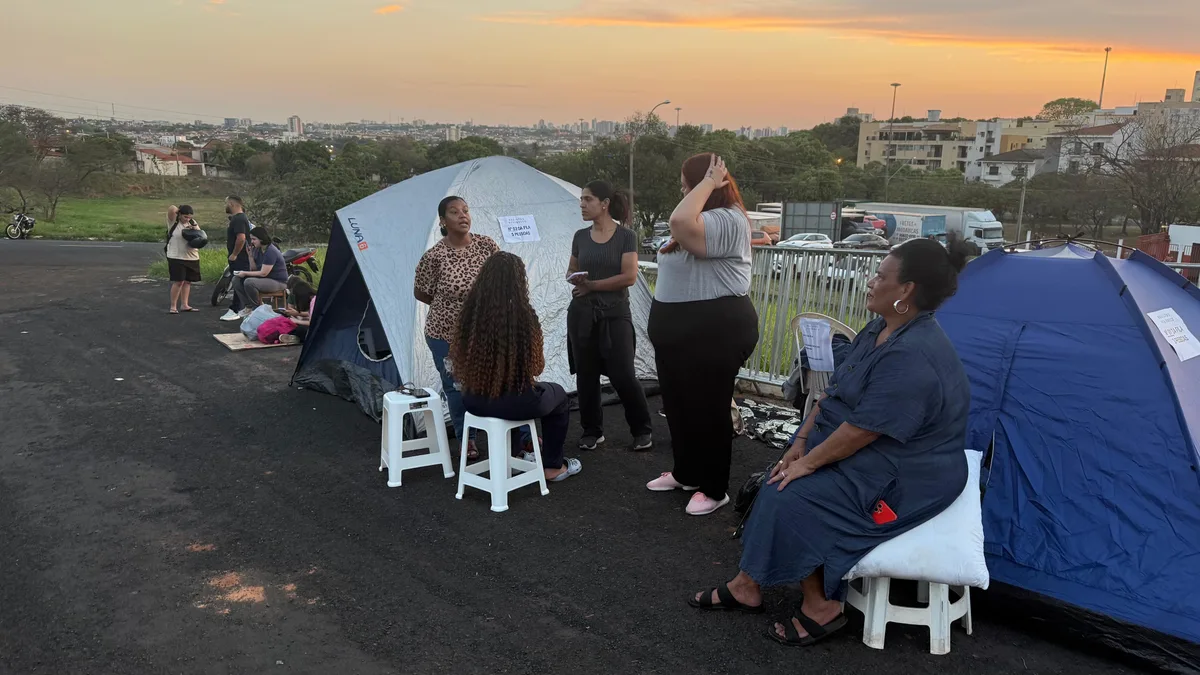 Fãs de Luan Santana acampam em frente a estádio um dia antes de show no interior de SP: 'Chegar mais perto possível'