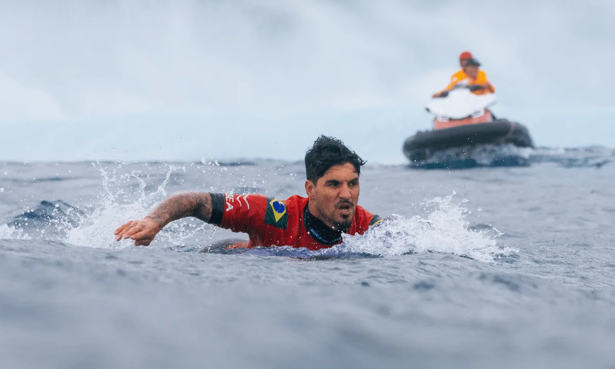 Gabriel Medina mostra técnica, bate australiano na estreia e avança em Fiji
