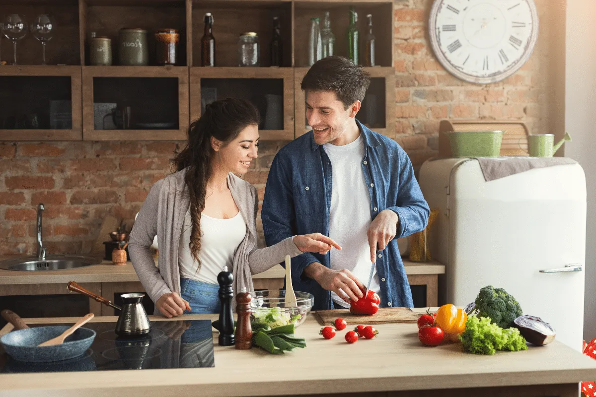 Alimentação sem radicalismo: 7 hábitos possíveis para quem tem rotina corrida