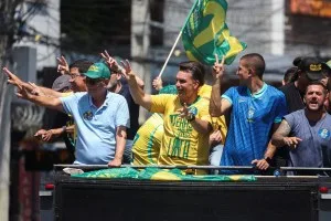 Flávio diz que Jair Bolsonaro irá a eventual posse e passará a faixa presidencial