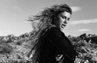 Slayyyter solta o batidão em “crank 2”, versão ainda mais raivosa de “CRANK”