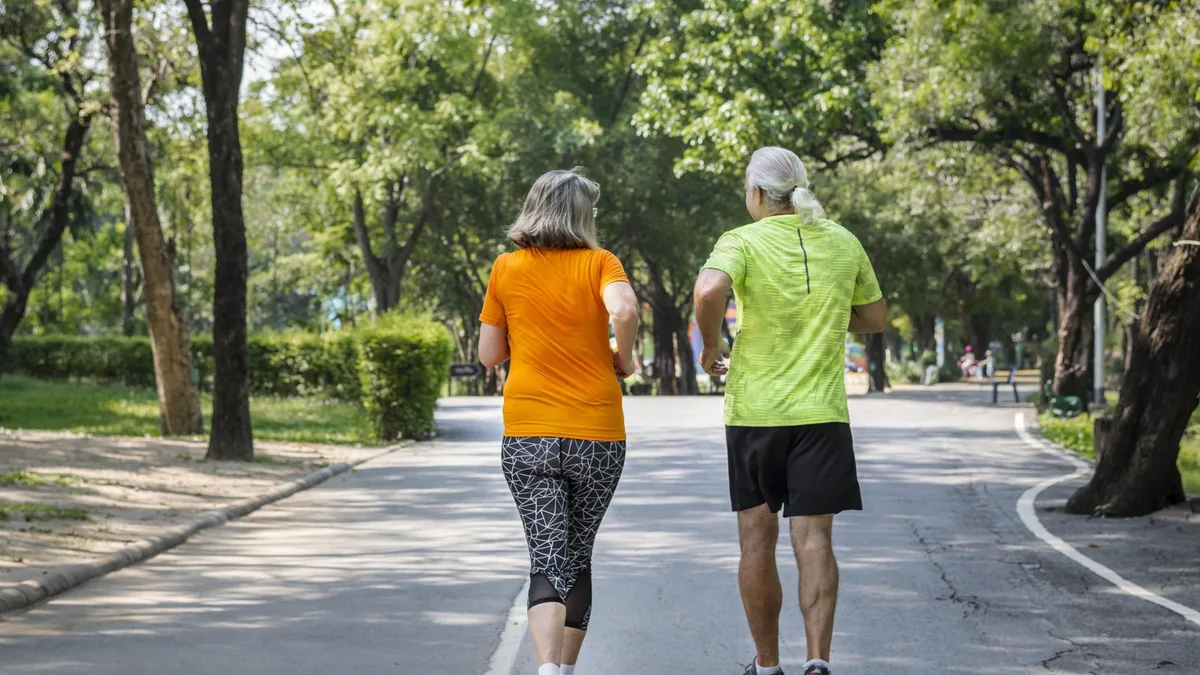 Los cardiólogos coinciden: a partir de los 60, andar solo 10 minutos después de comer es mejor que hacerlo media hora
