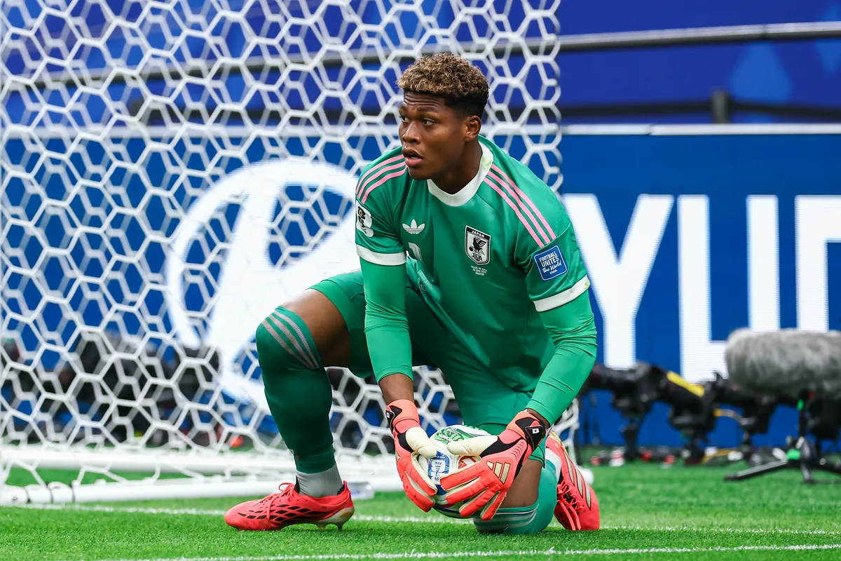 PSG desfaz acordo para contratar goleiro do Japão, que entra na mira do Aston Villa