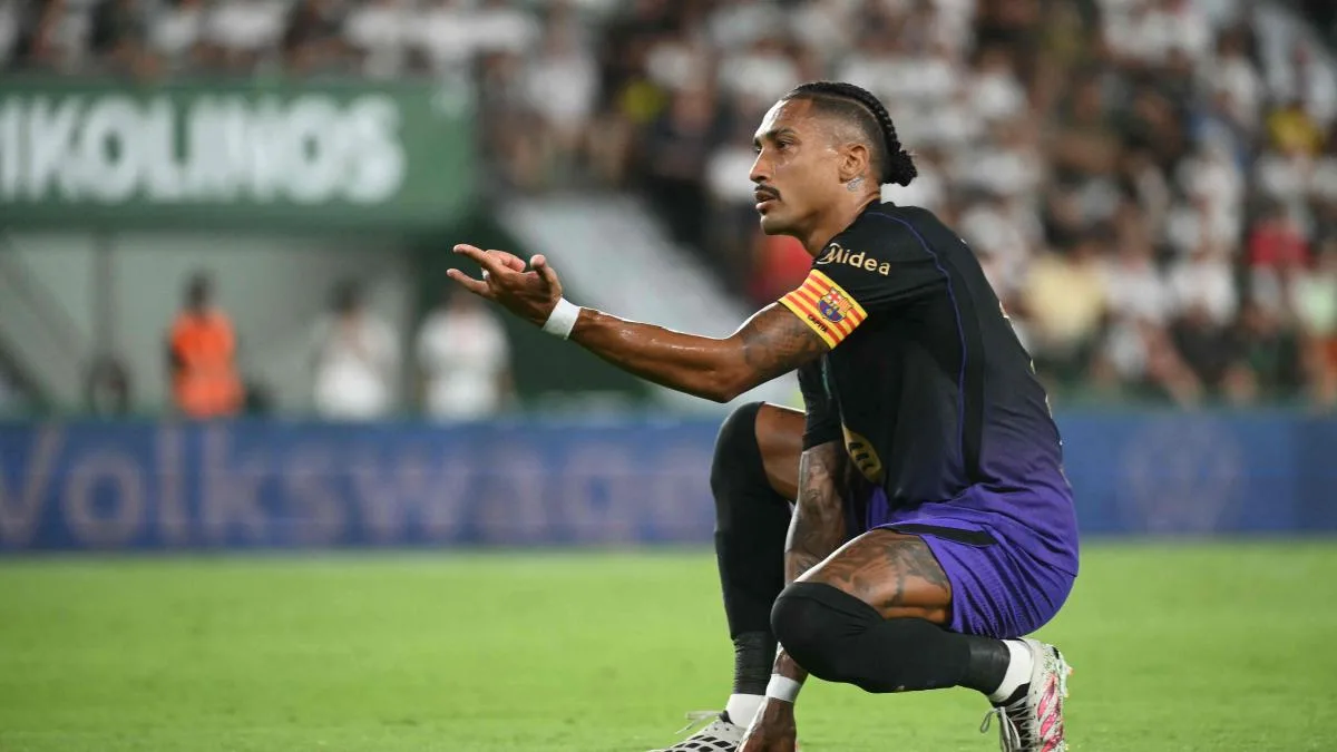 Raphinha, nueve y capitán, lidera la goleada del Barça ante el Elche