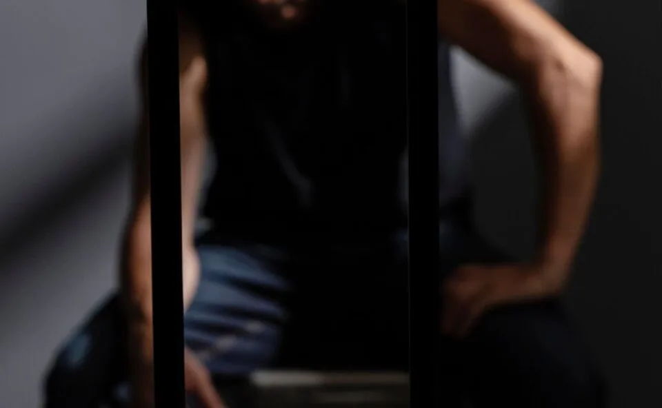 Foragido que usava a identidade do irmão gêmeo para escapar é preso por violência doméstica e tentativa de estupro