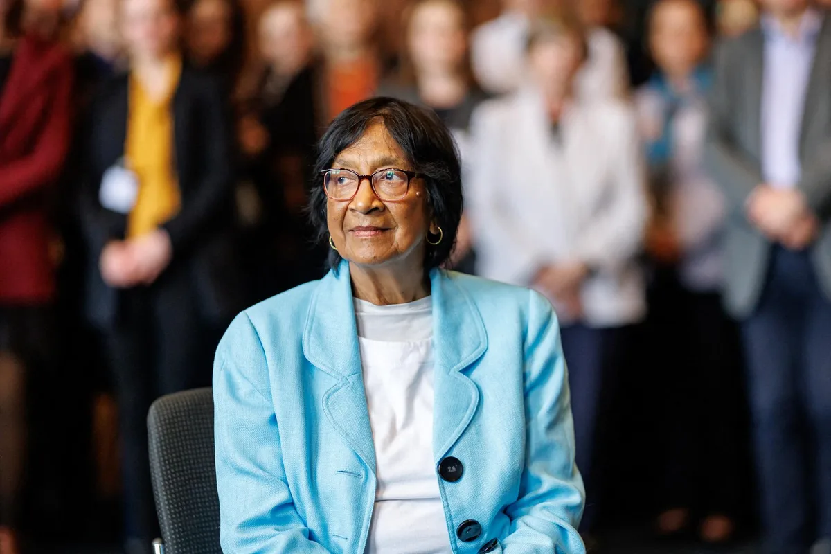 Qui est Navi Pillay, l’avocate sud-africaine qui a remporté le prix Nobel de la paix 2026 après avoir dédié sa vie aux droits humains ?