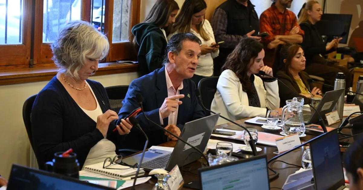 Proponen prohibir descuentos de entidades crediticias en salarios de empleados municipales en Bariloche