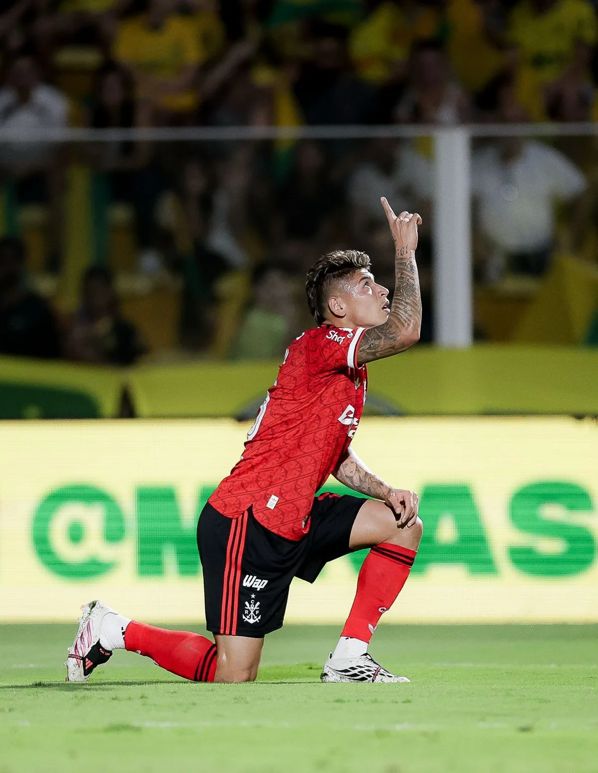 Carrascal participa de quatro gols, ganha elogio de Jardim e vive alta no Flamengo antes da Libertadores