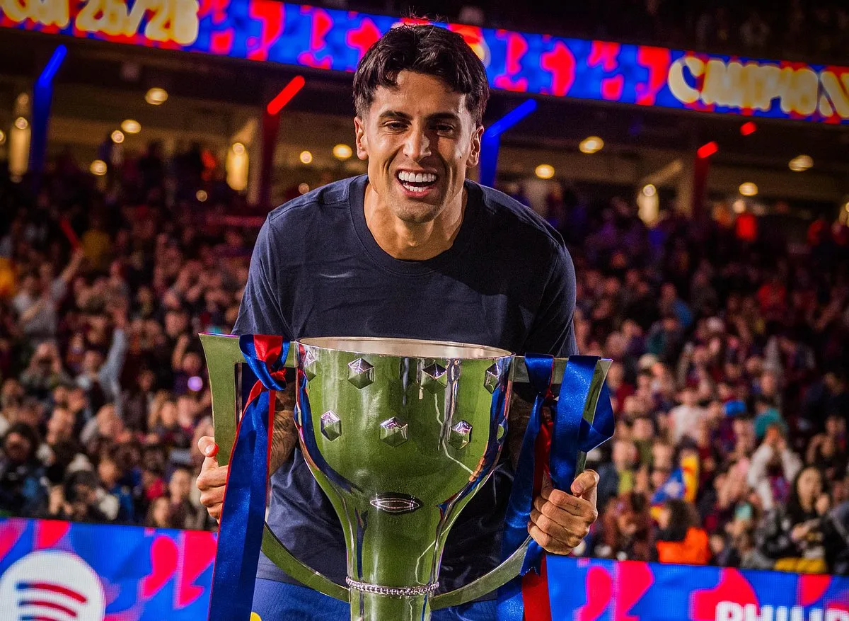 João Cancelo em Barcelona para assinar por dois anos