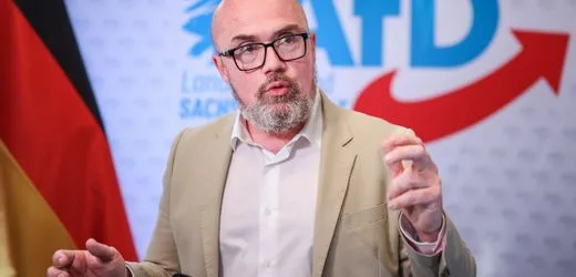 Sachsen-Anhalt: Hans-Thomas Tillschneider (AfD) verteidigt russische Armeetasse im Büro