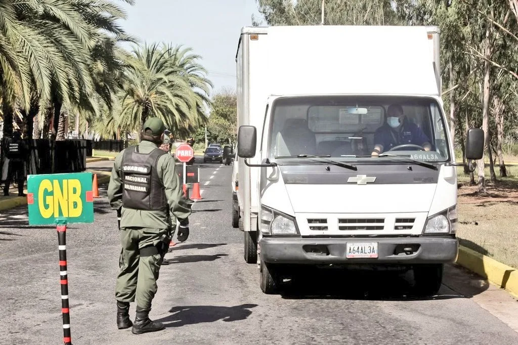 Delcy Rodríguez anuncia el fin de los controles policiales, fuente de extorsión y agresiones contra venezolanos