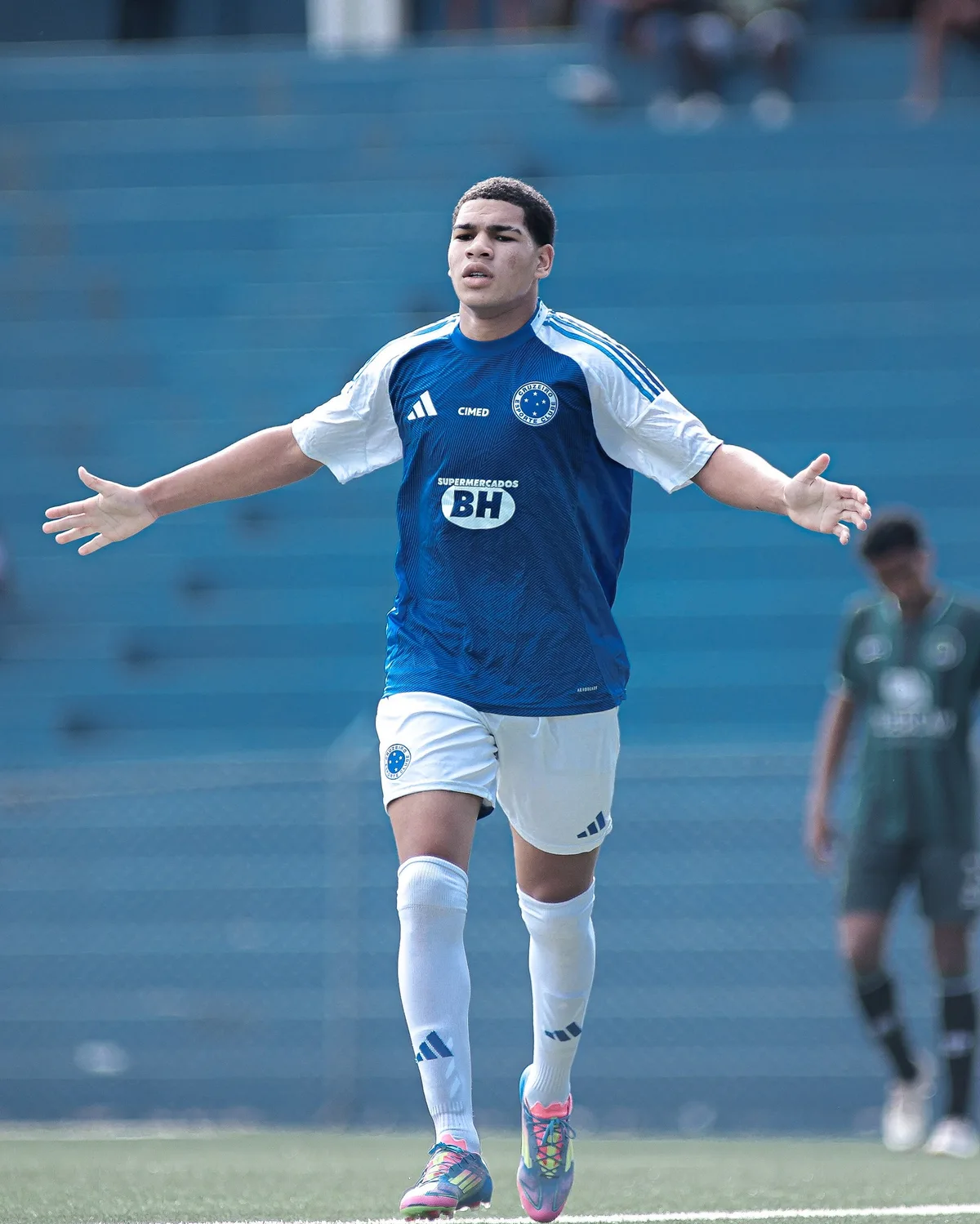 Descoberto por startup, artilheiro da base do Cruzeiro assina contrato profissional; veja valores