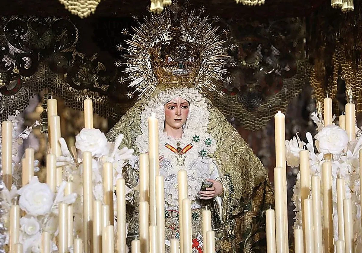 La Macarena tarda dos horas más en entrar que la Esperanza de Triana
