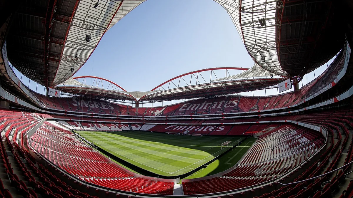 Membros da claque fazem segurança no Benfica