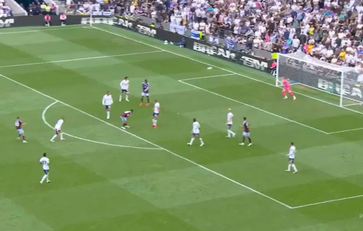 Emiliano Buendía anotó un golazo en la victoria de Aston Villa sobre Tottenham en la Premier League
