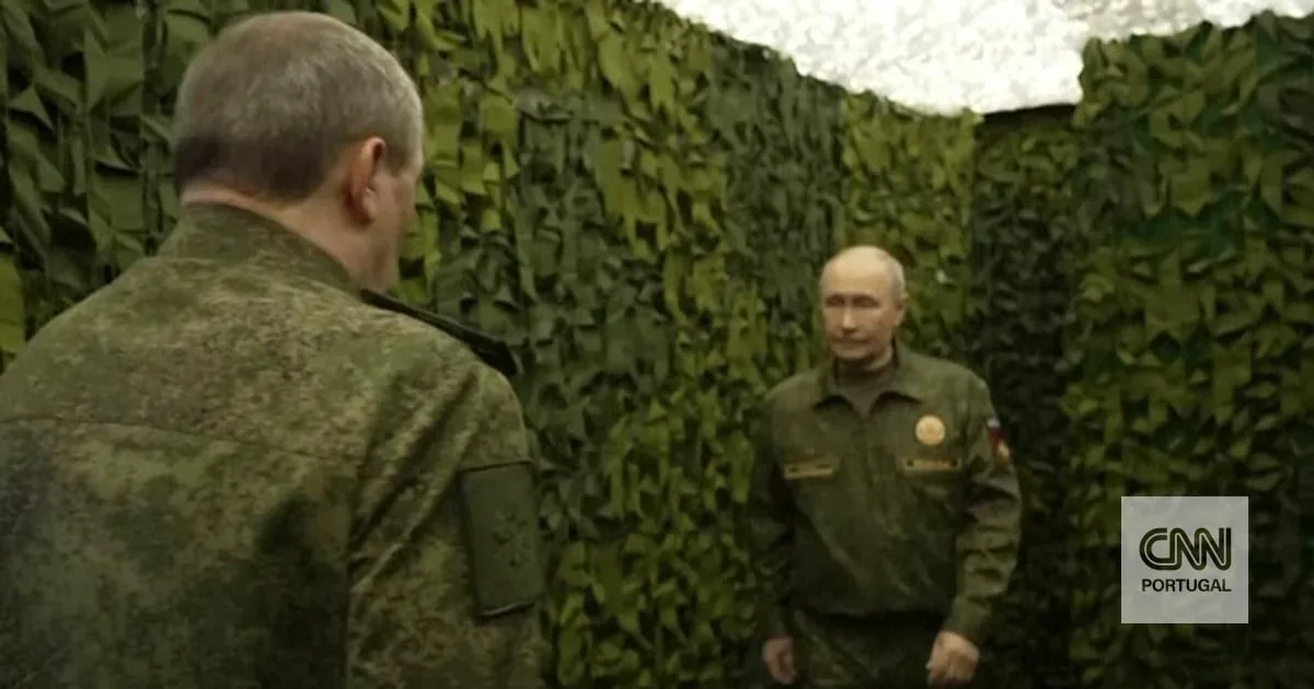 De camuflado e num local camuflado: Putin foi ao local onde se comanda toda a guerra